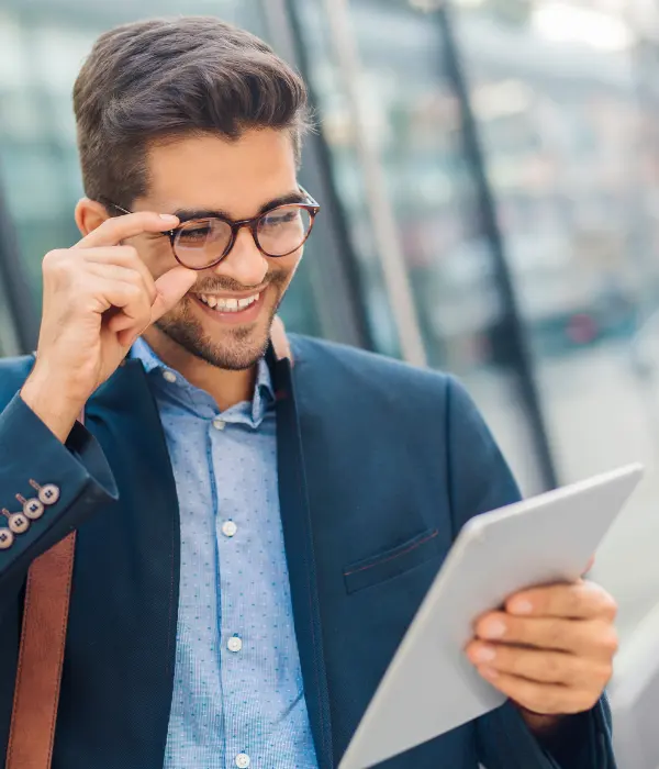 Persona feliz por su renegociaci&oacute;n